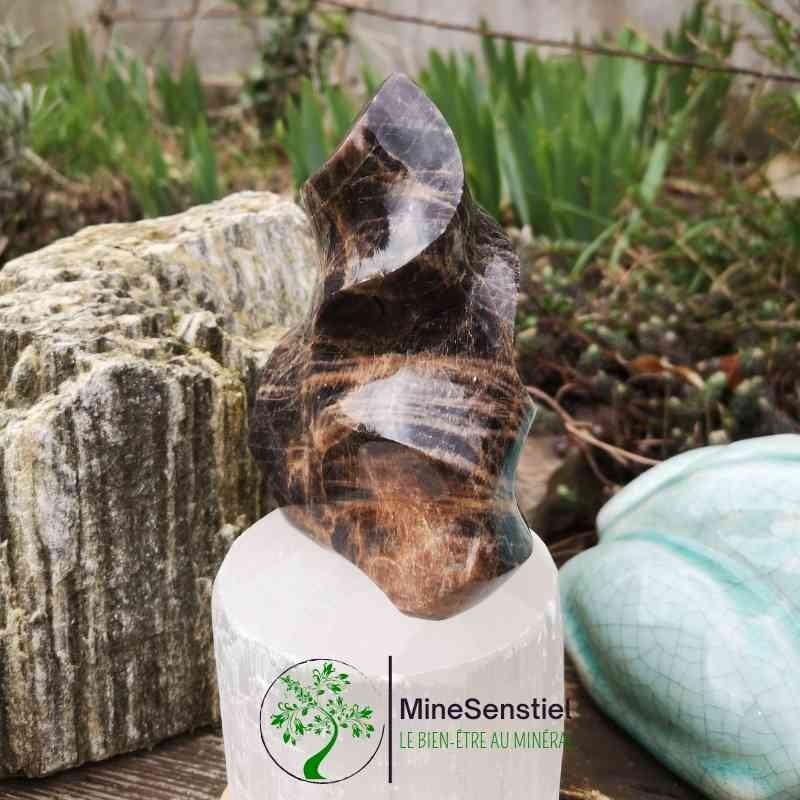 Pierre de lune noire forme flamme