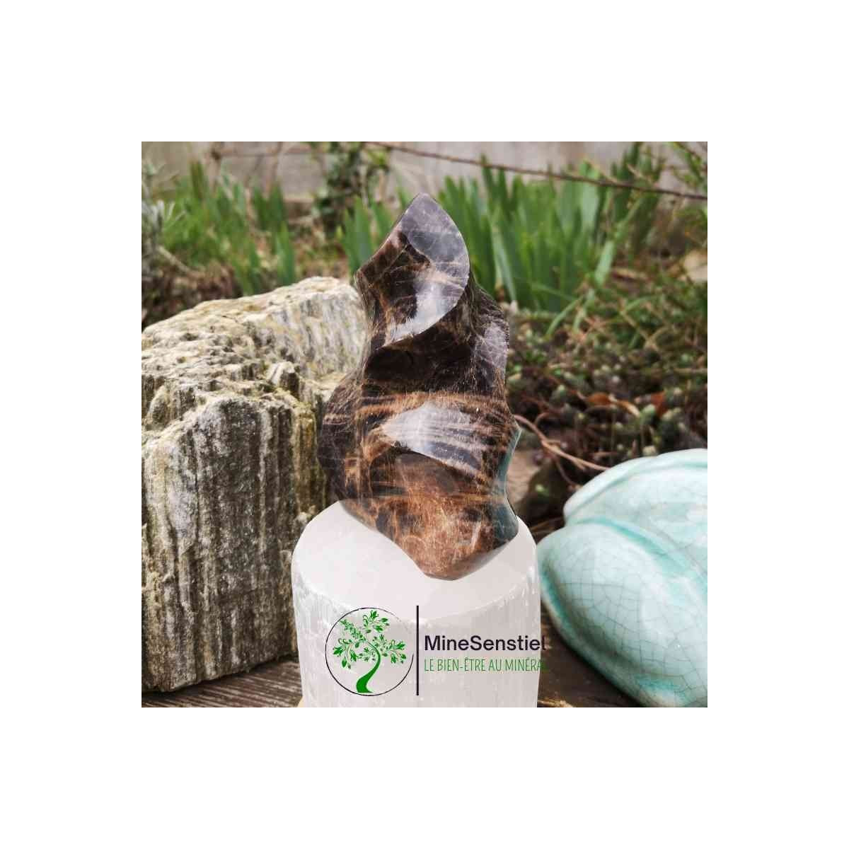 Pierre de lune noire forme flamme