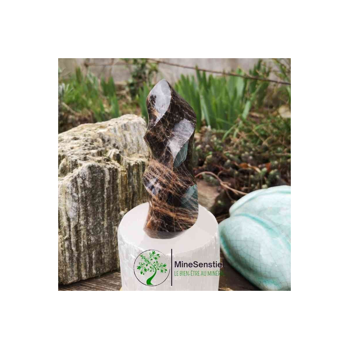 Pierre de lune noire forme flamme