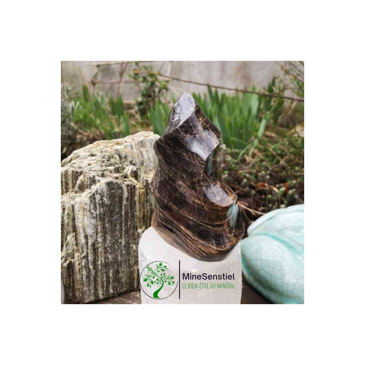 Pierre de lune noire forme flamme