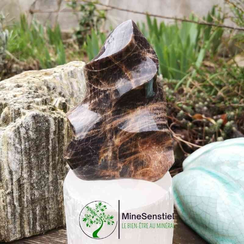 Pierre de lune noire forme flamme