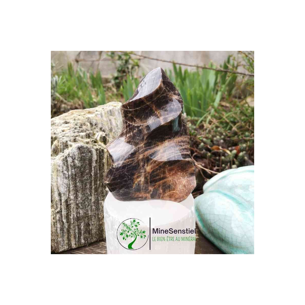 Pierre de lune noire forme flamme