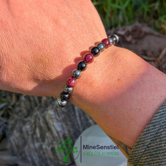 Bracelet chakra racine porté au poignet - grenat tourmaline noire hématite