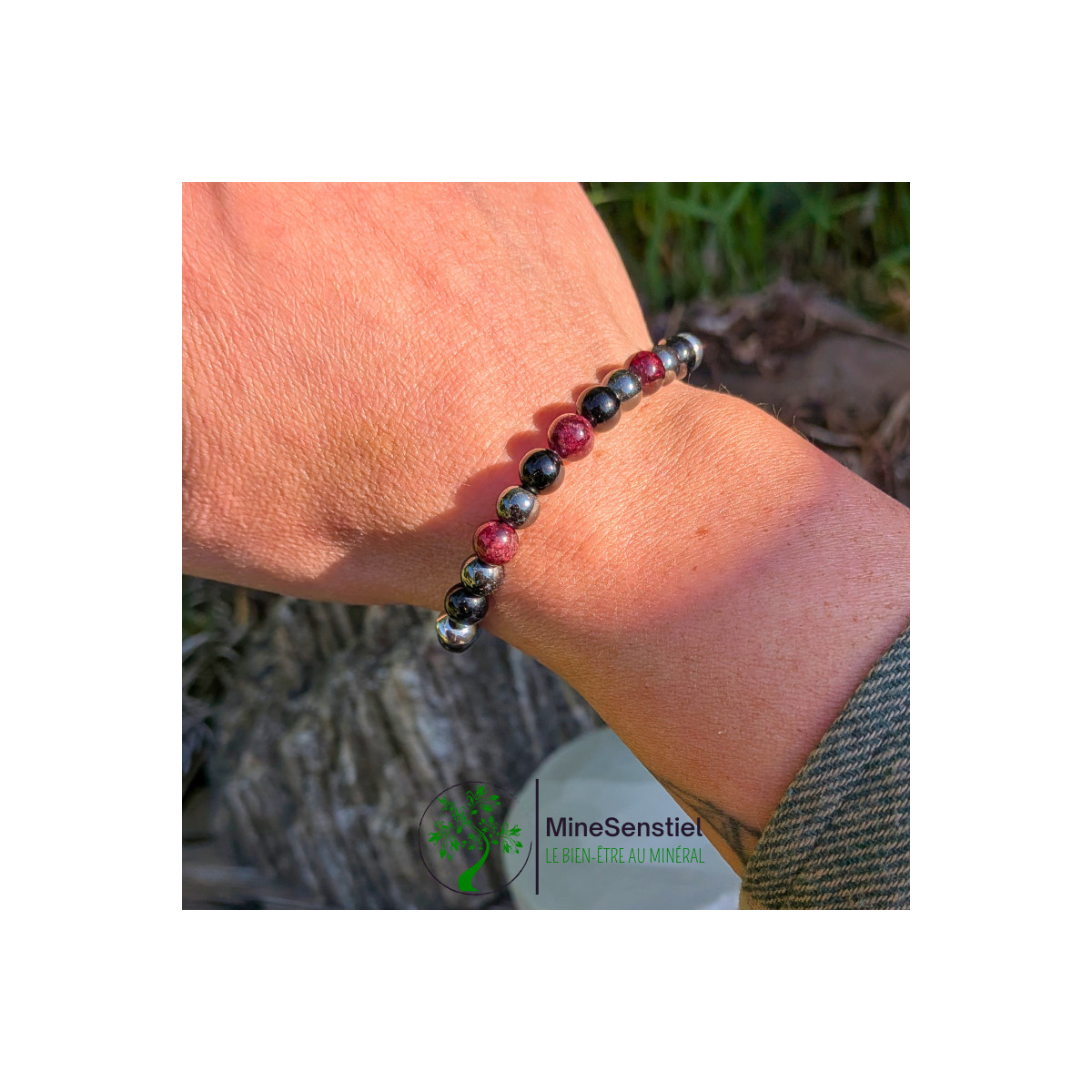 Bracelet chakra racine porté au poignet - grenat tourmaline noire hématite