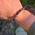 Bracelet chakra racine porté au poignet - grenat tourmaline noire hématite