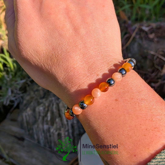 Bracelet chakra sacré porté au poignet - cornaline pierre de soleil hématite