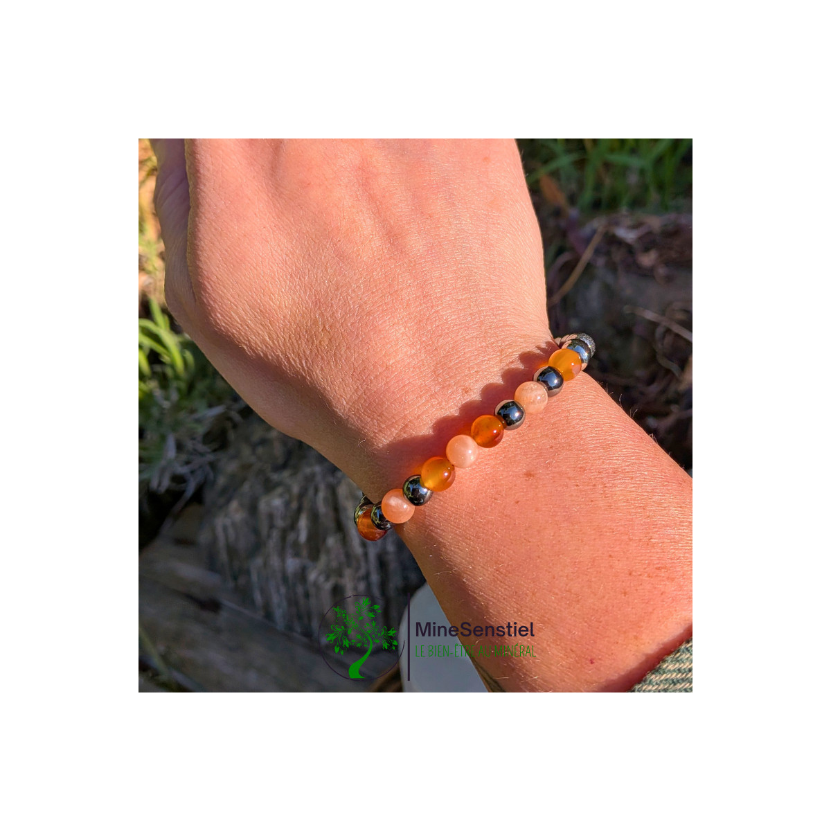 Bracelet chakra sacré porté au poignet - cornaline pierre de soleil hématite