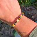 Bracelet chakra plexus solaire porté au poignet - calcite jaune œil de tigre hématite