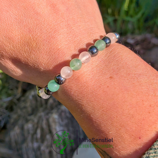Bracelet chakra cœur porté au poignet - quartz rose aventurine verte hématite