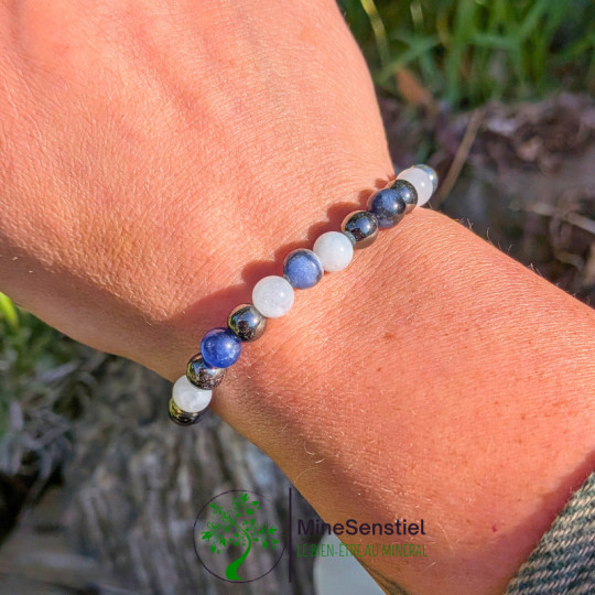 Bracelet chakra gorge porté au poignet - sodalite aigue-marine hématite