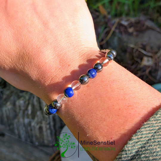 Bracelet chakra 3e œil porté au poignet - lapis-lazuli cristal de roche hématite