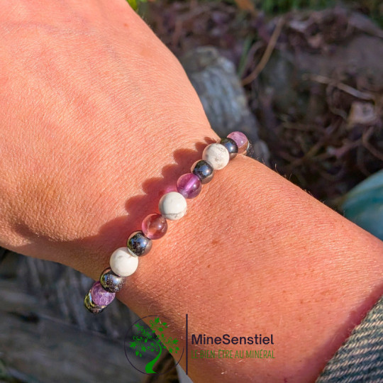 Bracelet chakra coronal porté au poignet - améthyste howlite hématite