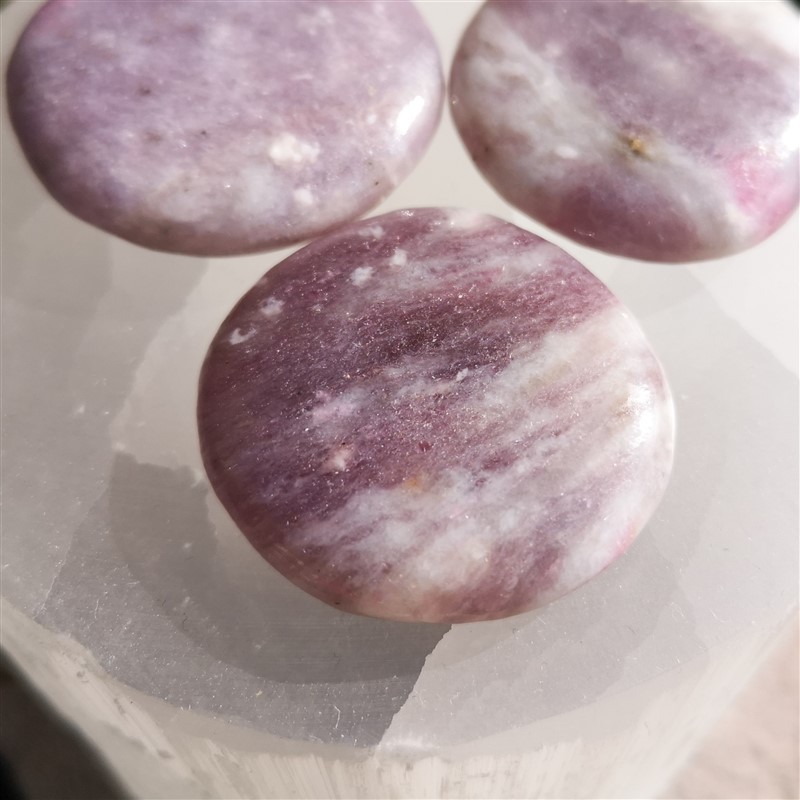 Galet chakra lépidolite