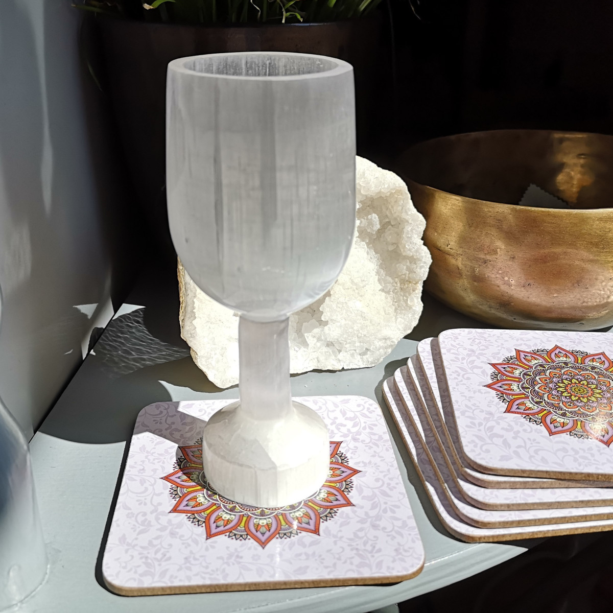 sous verre mandala violet et verre en sélénite pour mise en scène