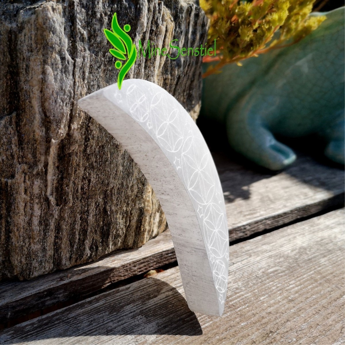 Plaque sélénite lune gravée fleur de vie