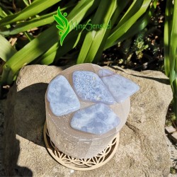 Pierre calcédoine bleue à mettre en poche