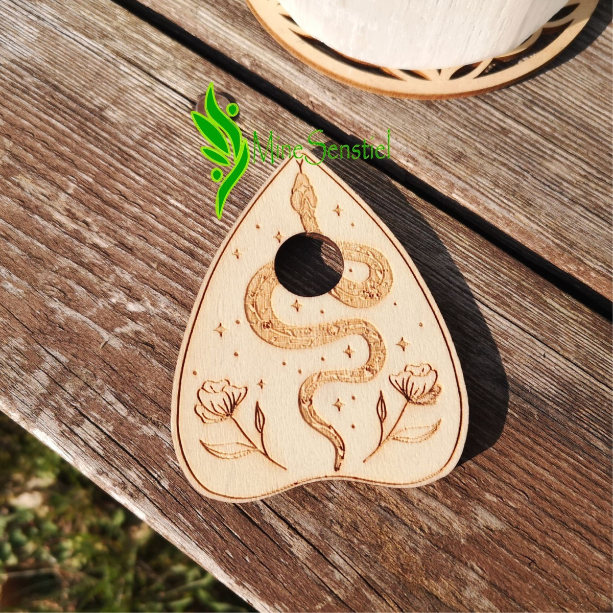 Support sphère ou oeuf en bois motif serpent