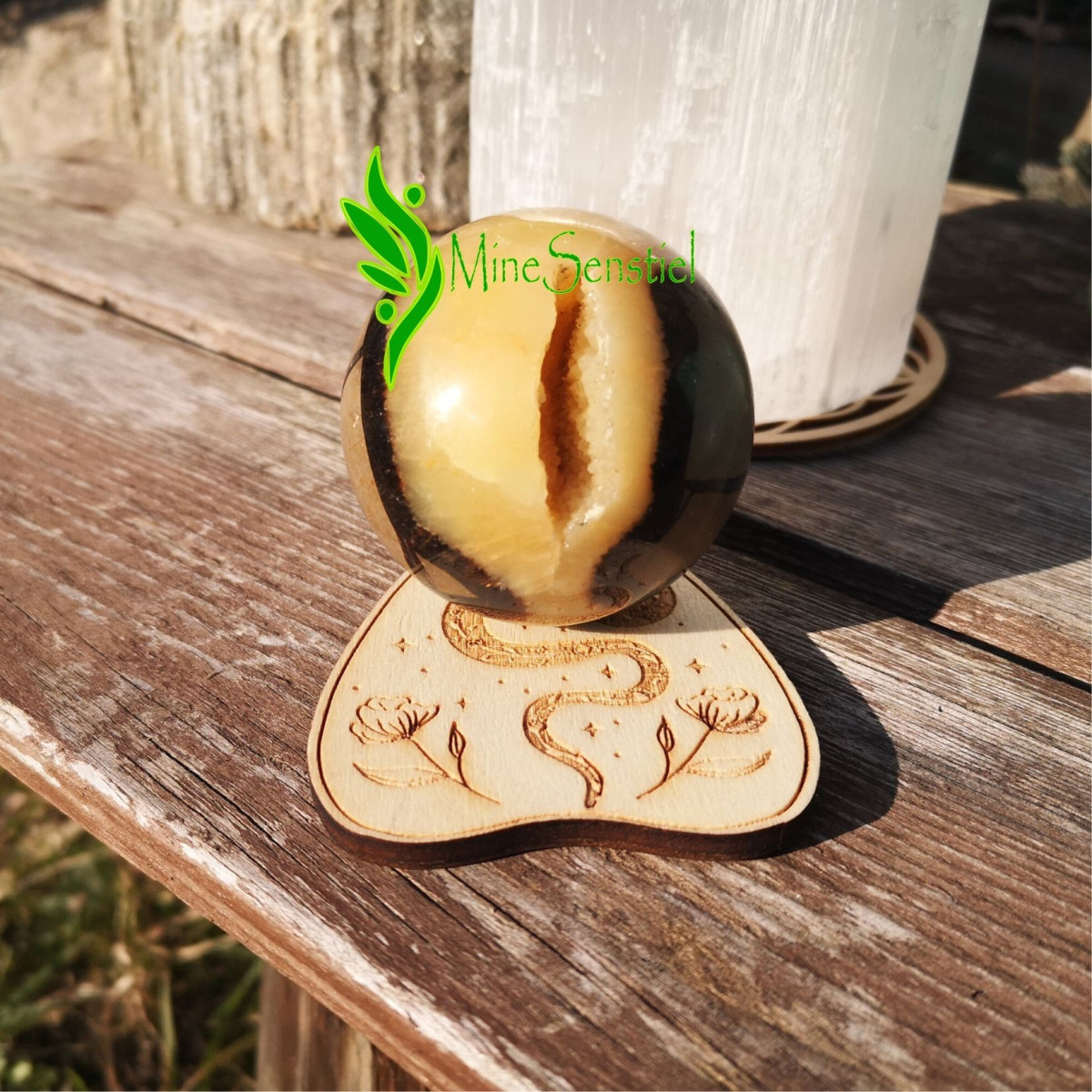 Support sphère ou oeuf en bois motif serpent