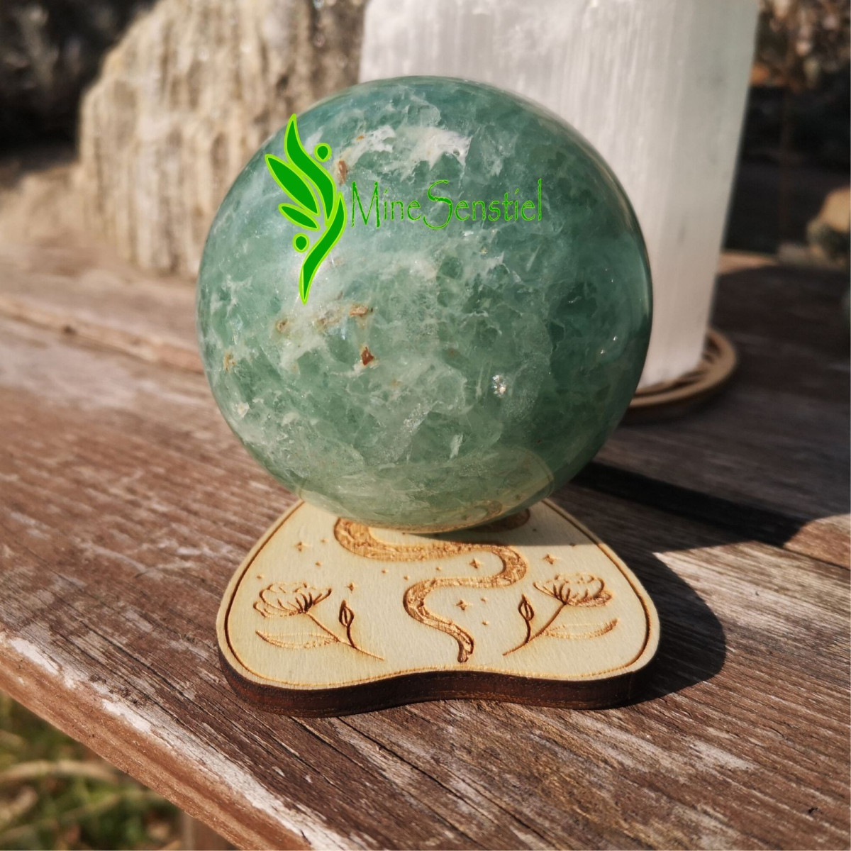 Support sphère ou oeuf en bois motif serpent